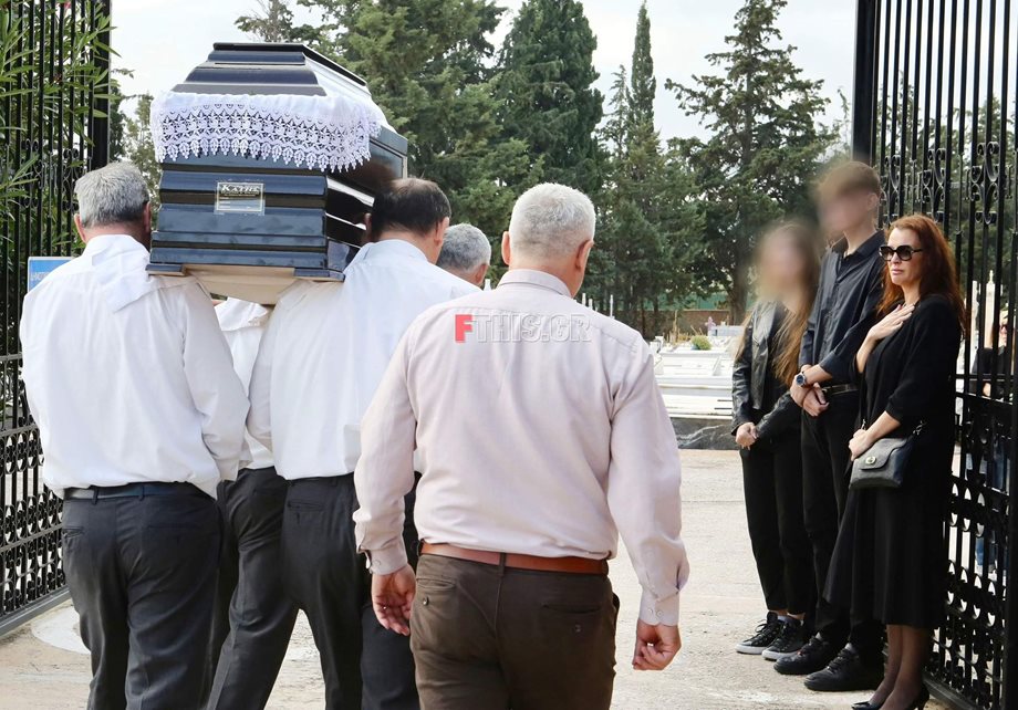Αίας Μανθόπουλος: Καταρρακωμένα τα παιδιά του και η πρώτη του σύζυγος στην κηδεία του (Φωτογραφίες)