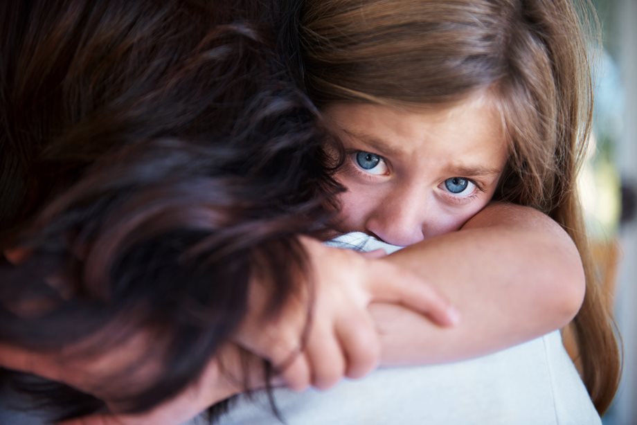 Φρίκη: 37χρονη κακοποίησε σεξουαλικά την 10χρονη κόρη της & ήθελε να "προσκαλέσει" παιδόφιλο να κάνει το ίδιο