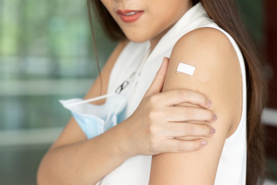 Πώς να αντιμετωπίσεις τον πόνο στο χέρι ή τον πυρετό μετά το COVID-19 εμβόλιο
