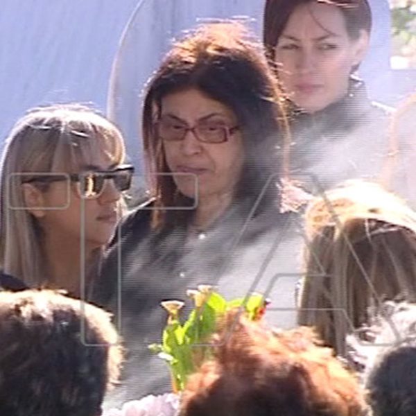 Παντελής Παντελίδης: Συντετριμμένη η μητέρα του στο μνημόσυνο για τους εννέα μήνες από τον θάνατό του