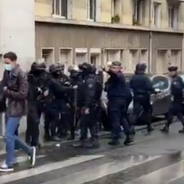 Συναγερμός στο Παρίσι: Επίθεση με μαχαίρι έξω από τα γραφεία του Charlie Hebdo 