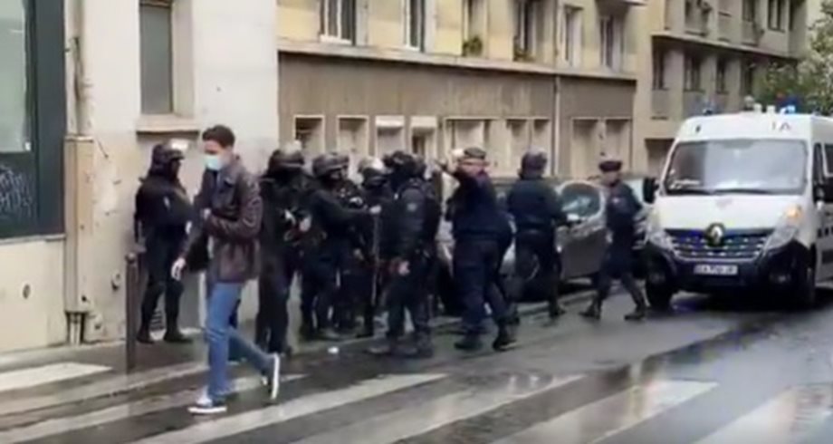 Συναγερμός στο Παρίσι: Επίθεση με μαχαίρι έξω από τα γραφεία του Charlie Hebdo 