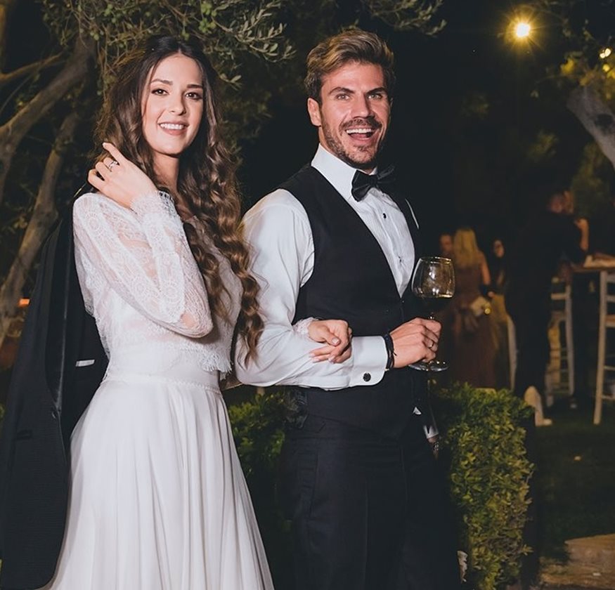 Άκης Πετρετζίκης – Κωνσταντίνα Παπαμιχαήλ: Η αποκάλυψη της σχεδιάστριας του νυφικού για τον γάμο τους