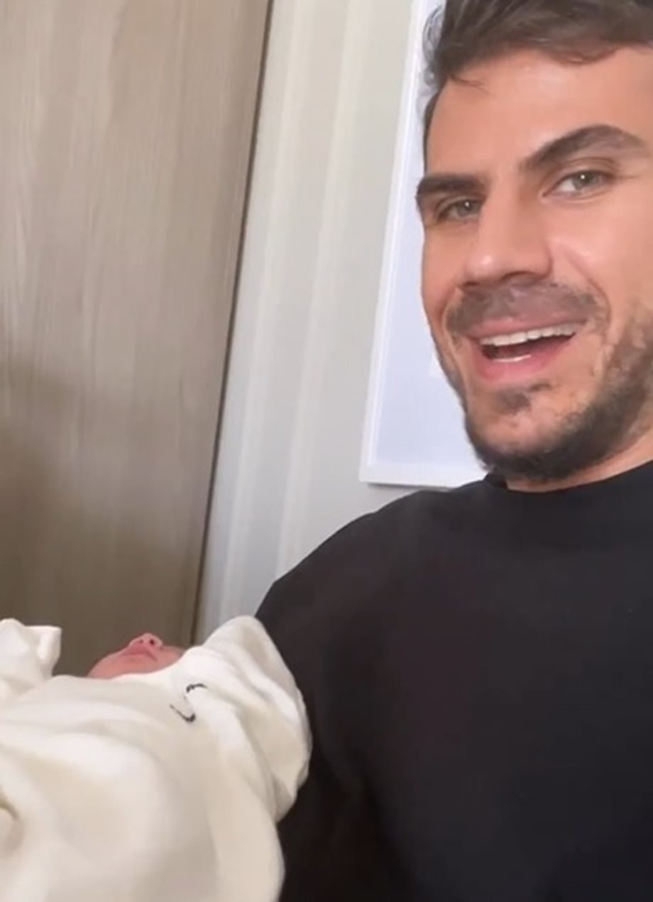 Άκης Πετρετζίκης: Το βίντεο με τη σύζυγό του και η αγκαλιά με τη νεογέννητη κόρη του μέσα από το μαιευτήριο