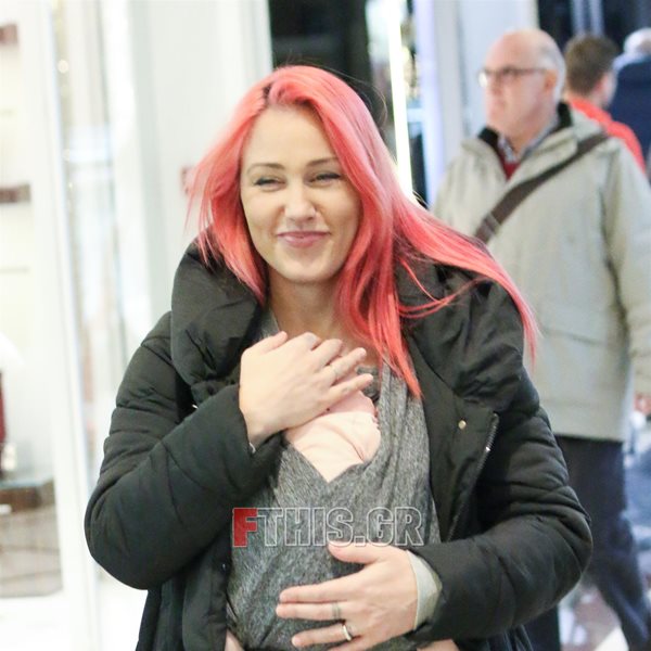 Paparazzi: Η Πηνελόπη Αναστασοπούλου στην πρώτη της έξοδο με τη δυόμιση μηνών κορούλα της