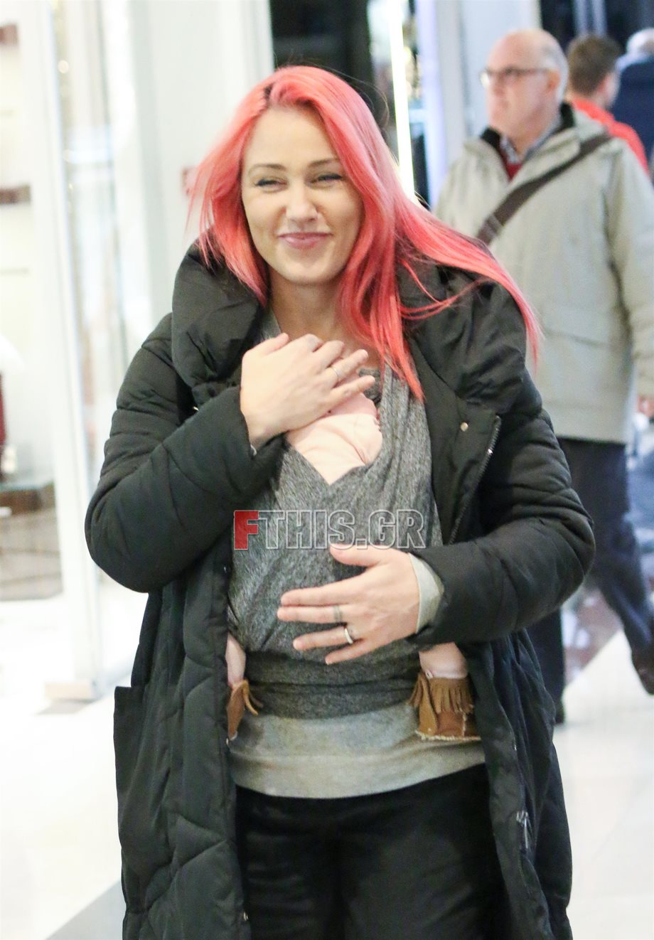 Paparazzi: Η Πηνελόπη Αναστασοπούλου στην πρώτη της έξοδο με τη δυόμιση μηνών κορούλα της