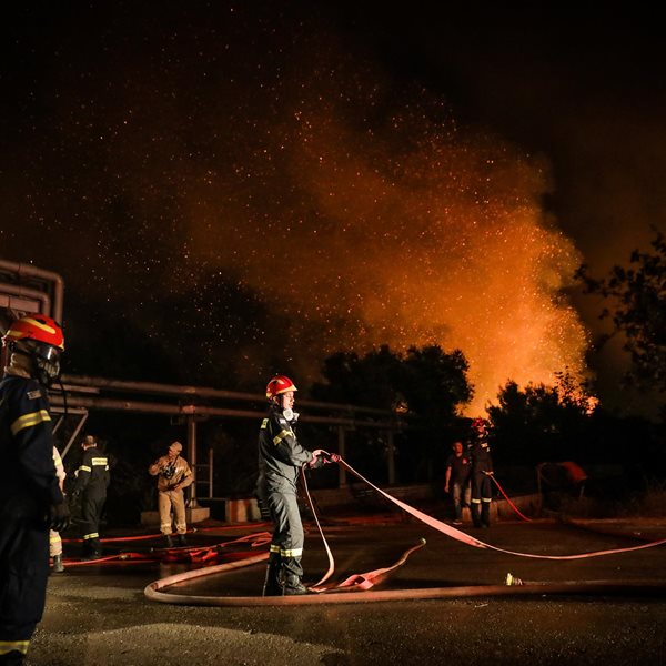 Φωτιά στην Αττική: Στο ΚΑΤ διασωληνωμένοι δύο εθελοντές πυροσβέστες 