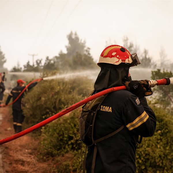 Φωτιά στη Γορτυνία: Τρεις πυροσβέστες στο νοσοκομείο