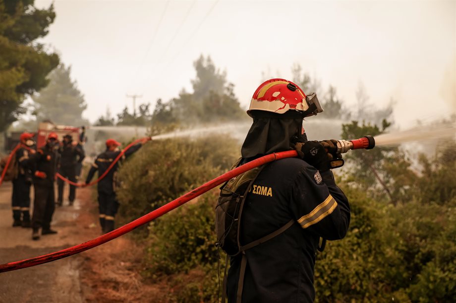 Φωτιά στη Γορτυνία: Τρεις πυροσβέστες στο νοσοκομείο