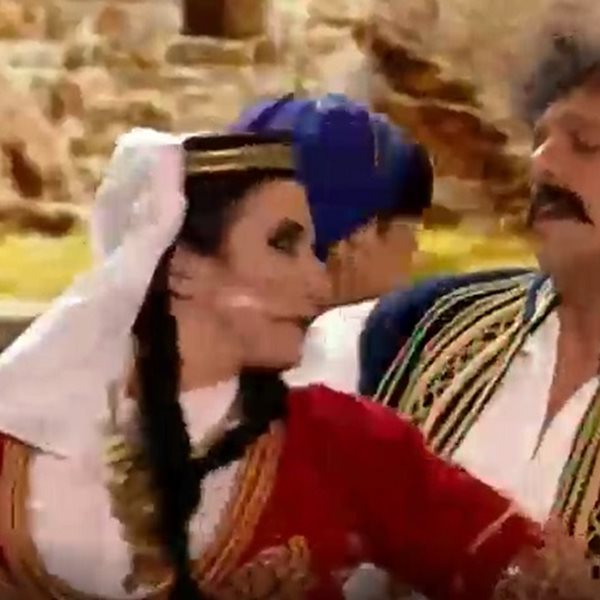 Your Face Sounds Familiar: Ο Σάββας Πούμπουρας “εισέβαλλε” στο show και τραγούδησε στο πλευρό της Δανάης Λουκάκη