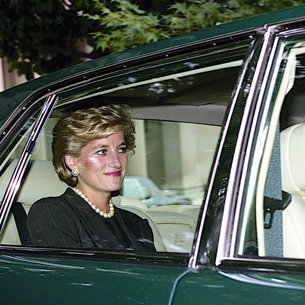  Πριγκίπισσα Diana: Viral η φωτογραφία με το κούρεμά της - Δες γιατί