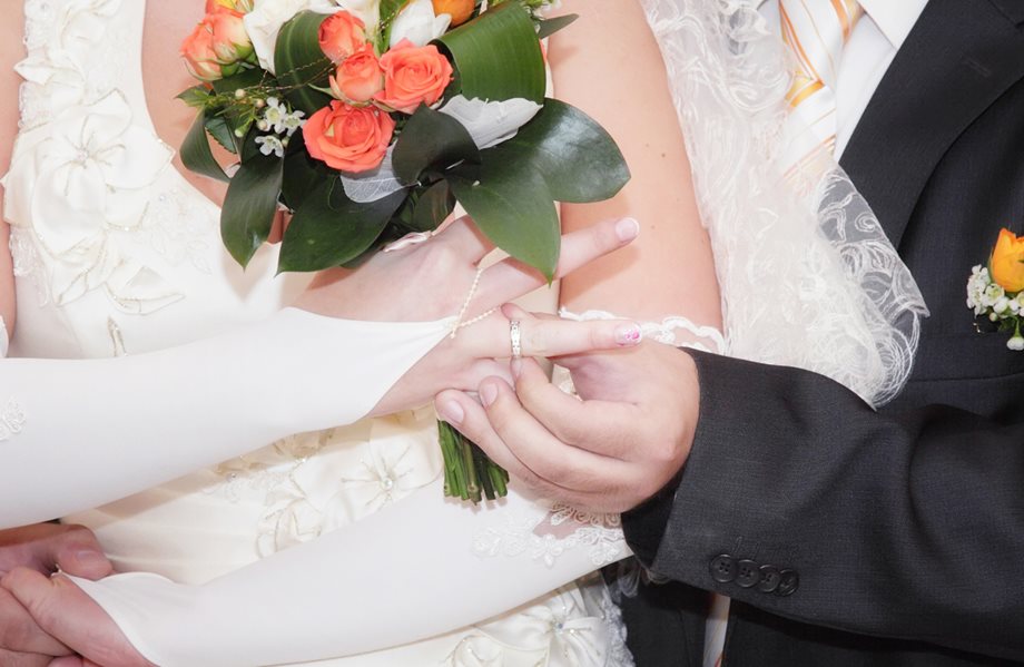 Επικό! Δήμος της Δυτικής Αττικής δίνει... προίκα για γάμο σε κοπέλες