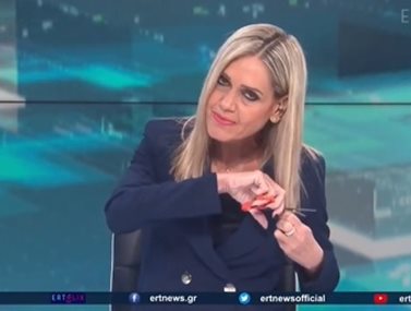 Σύνθια Σάπικα: Η δημοσιογράφος της ΕΡΤ3 έκοψε τα μαλλιά της on air για τις γυναίκες του Ιράν