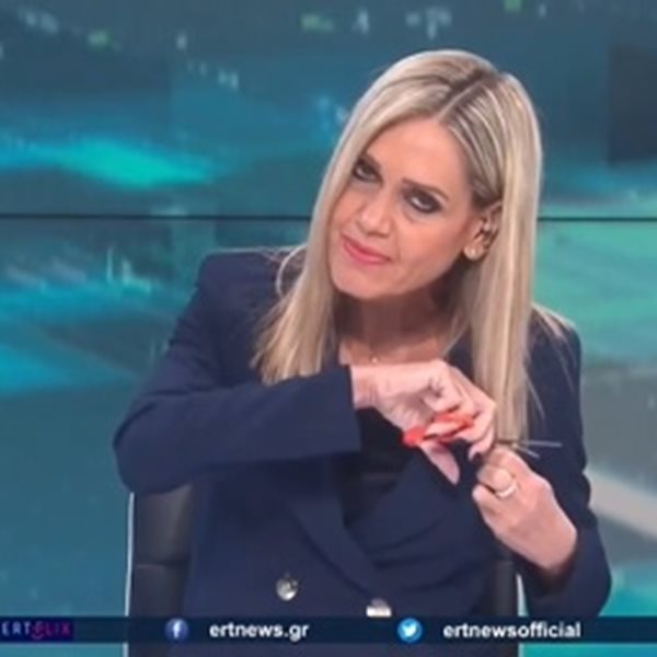 Σύνθια Σάπικα: Η δημοσιογράφος της ΕΡΤ3 έκοψε τα μαλλιά της on air για τις γυναίκες του Ιράν