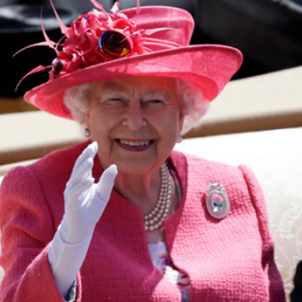 Βασίλισσα Ελισάβετ: Με αυτόν τον τρόπο επικοινωνεί με τα μέλη της βασιλικής οικογένειας μετά την απομόνωση