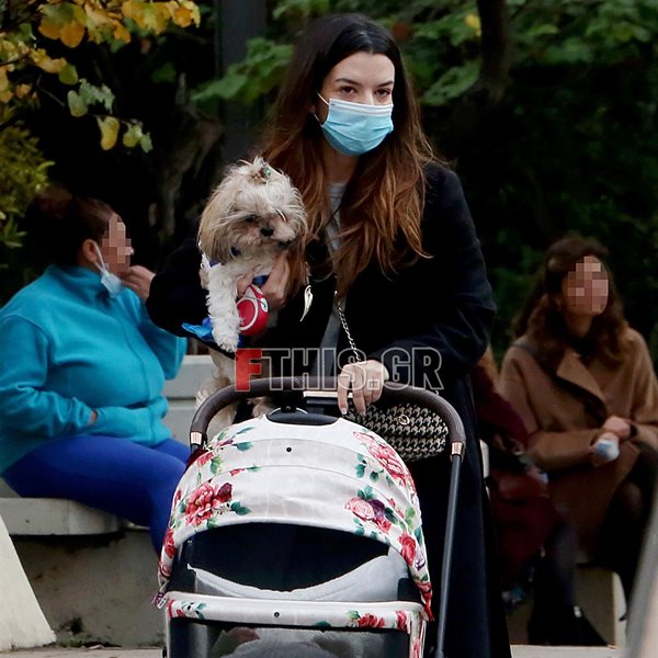 Paparazzi! Νικολέττα Ράλλη: Βόλτα με την κόρη της και την σκυλίτσα της στο κέντρο της Αθήνας
