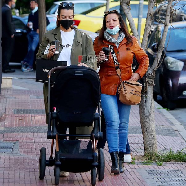 Paparazzi! Νικολέττα Ράλλη: Βόλτα με την εννέα μηνών κόρη της και τη μητέρα της 