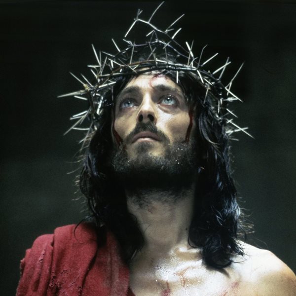 Ρόμπερτ Πάουελ: Ο ηθοποιός που υποδύθηκε τον Ιησού στη σειρά "Ιησούς από τη Ναζαρέτ" μας συστήνει τον γιο του