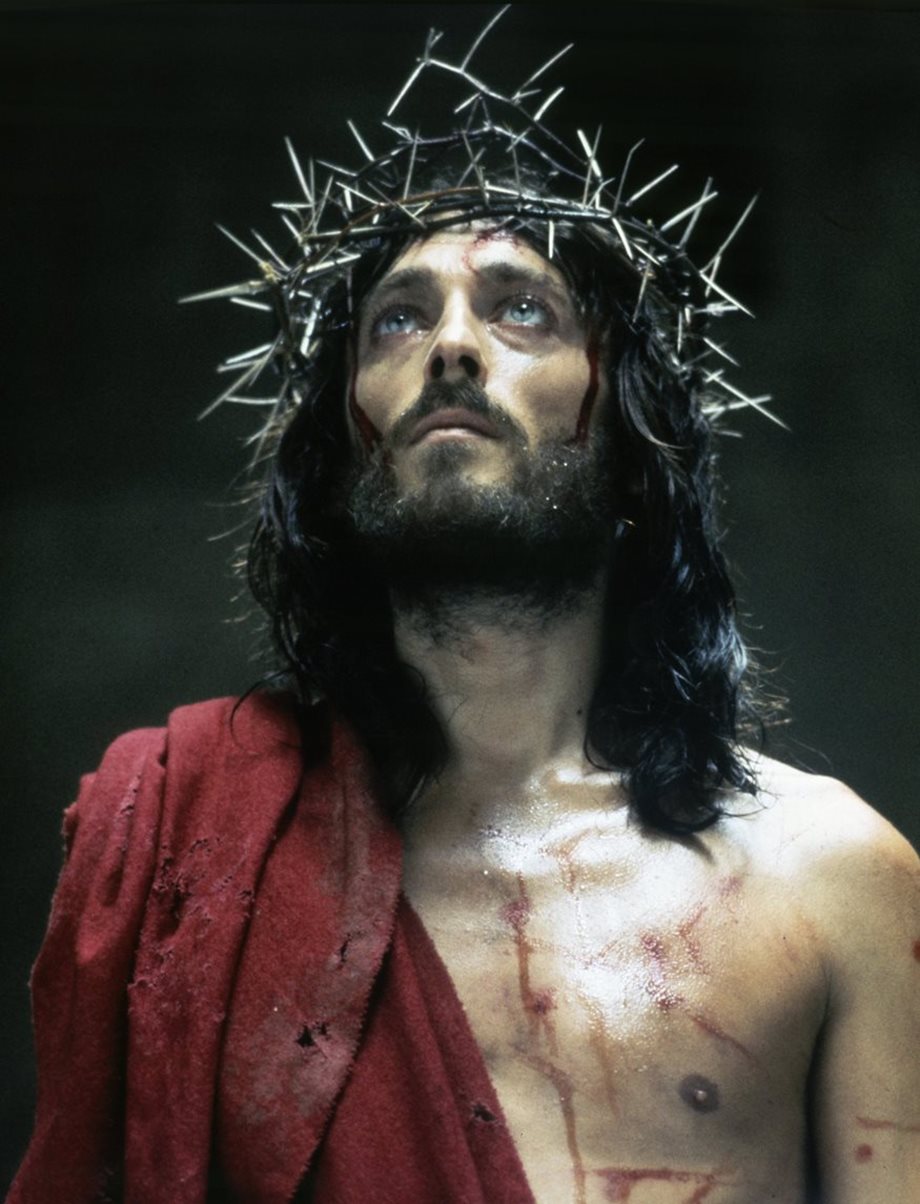 Ρόμπερτ Πάουελ: Ο ηθοποιός που υποδύθηκε τον Ιησού στη σειρά "Ιησούς από τη Ναζαρέτ" μας συστήνει τον γιο του