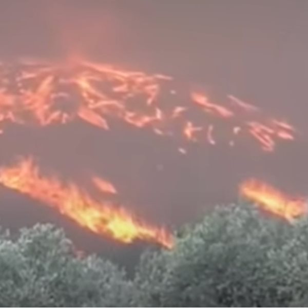 Φωτιά στη Ρόδο: Ο πυροστρόβιλος που δημιουργήθηκε από τους ανέμους (Βίντεο)