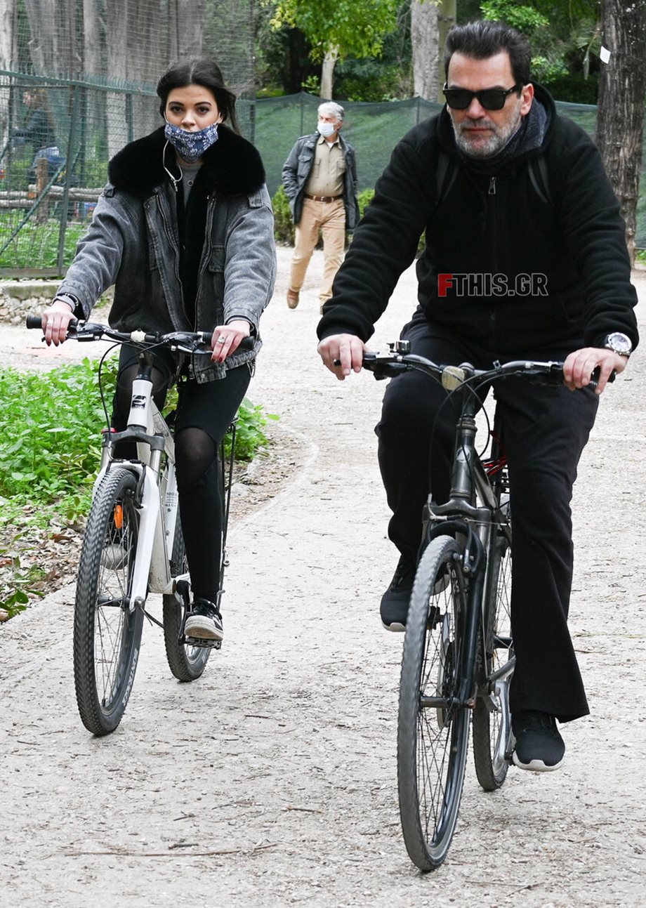 Paparazzi! Ο Κωνσταντίνος Καζάκος για ποδήλατο με την κόρη του Τζένη, στο Ζάππειο