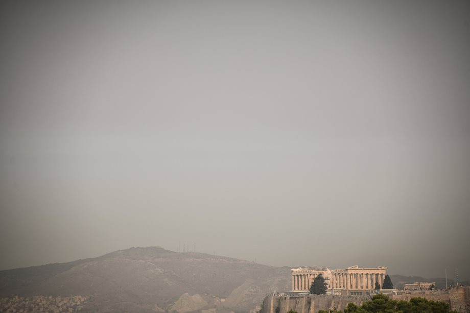 Οι πυκνοί καπνοί έχουν “εξαφανίσει” την Αθήνα – Η εντυπωσιακή δορυφορική εικόνα 