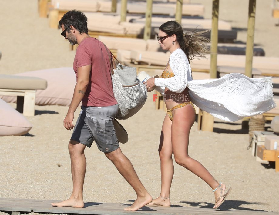Paparazzi! Η Αθηνά Οικονομάκου και ο Φίλιππος Μιχόπουλος για μπάνιο σε παραλία της Μυκόνου