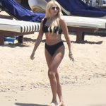 Paparazzi! Η Κωνσταντίνα Σπυροπούλου με άψογες αναλογίες στην παραλία