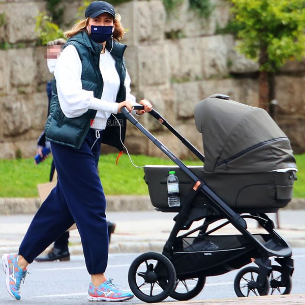 Paparazzi! Η Τζένη Μπαλατσίνου σε πρόσφατη έξοδο της με τον γιο της
