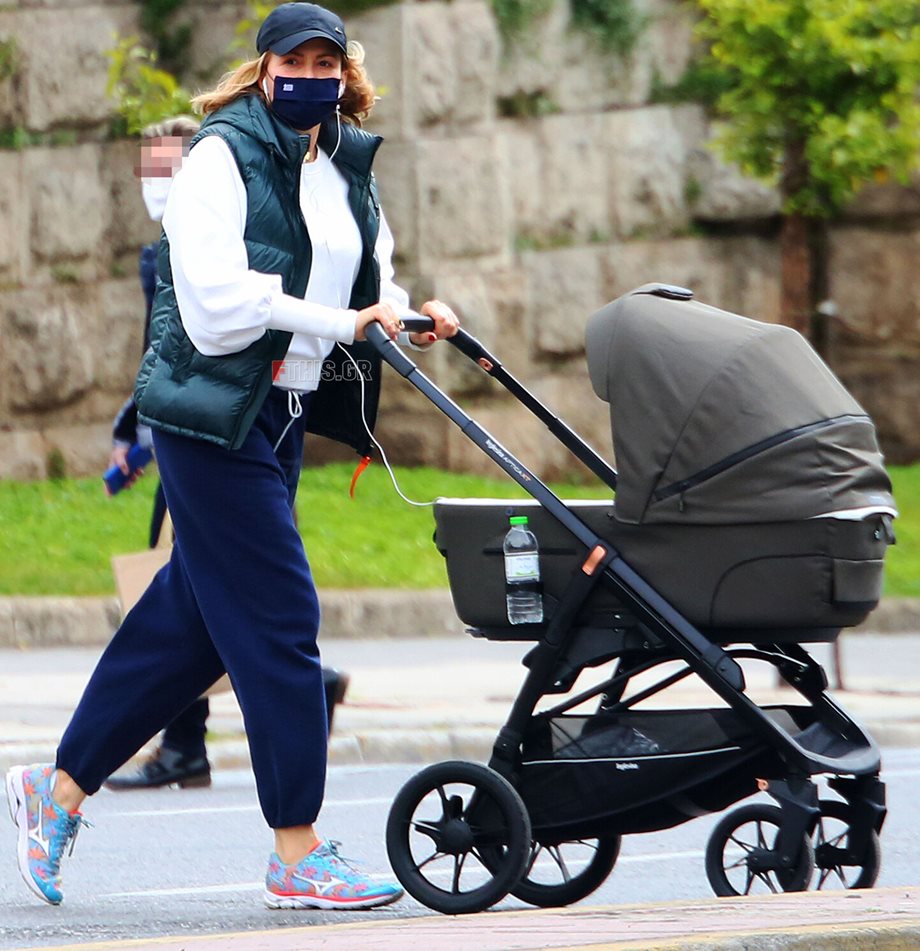 Paparazzi! Η Τζένη Μπαλατσίνου σε πρόσφατη έξοδο της με τον γιο της