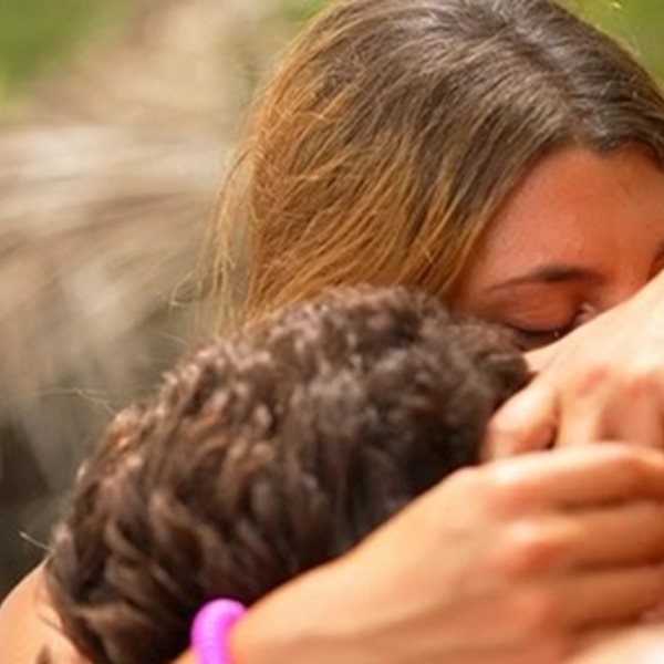 Survivor: Τα κλάματα του Σάκη Κατσούλη στην αγκαλιά της Μαριαλένας Ρουμελιώτη για την αποχώρηση του Τριαντάφυλλου 