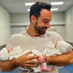 Σάκης Τανιμανίδης: Η χιουμοριστική ανάρτηση με τη νεογέννητη κόρη του στο Instagram