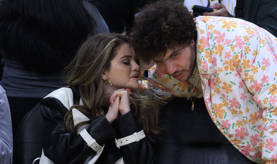 Σελένα Γκόμεζ & Μπένι Μπλάνκο: Full in love & δεν κρύβεται! Αγκαλιασμένοι παρακολούθησαν αγώνα μπάσκετ (Photos)