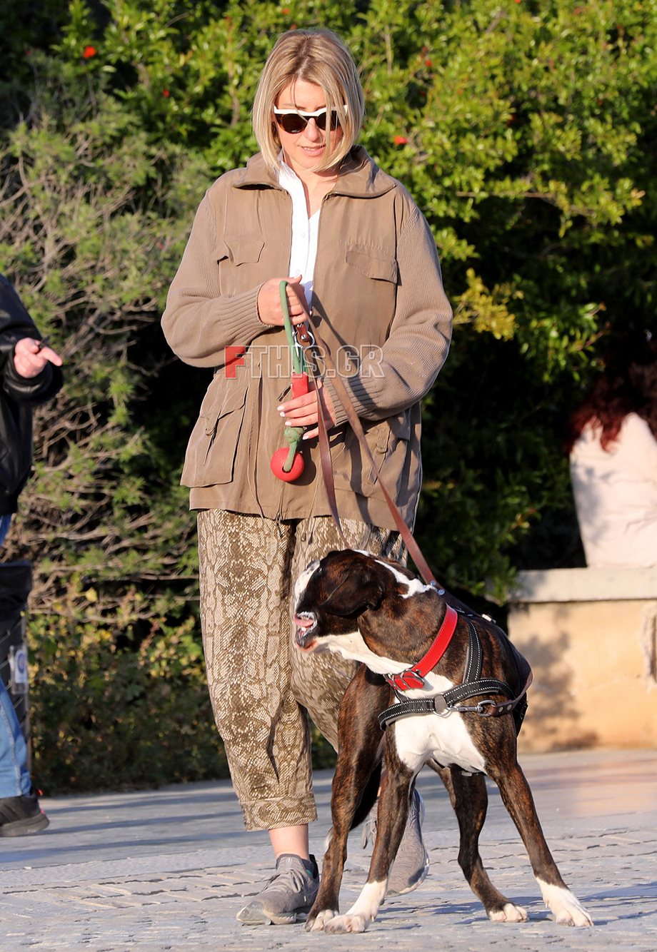 Paparazzi! Η Σία Κοσιώνη με casual look σε πρόσφατη έξοδό της με τον σκύλο της