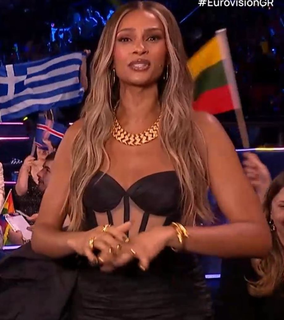 Eurovision 2023: Και στον Β’ Ημιτελικό η Alesha Dixon φόρεσε δημιουργία της Σήλιας Κριθαριώτη 