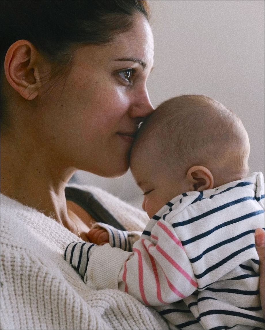 Εκλογές 2023: Η Μαίρη Συνατσάκη ψήφισε μαζί με την έξι μηνών κόρη της, Ολίβια 