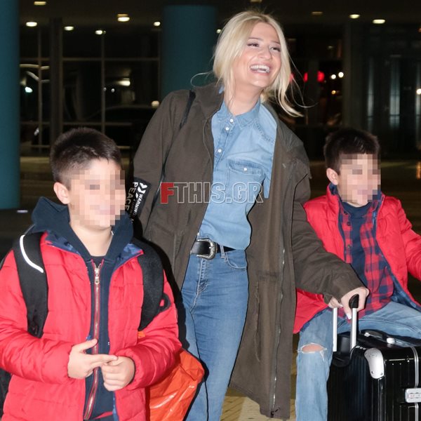 Φαίη Σκορδά: Στο αεροδρόμιο με τους γιους της