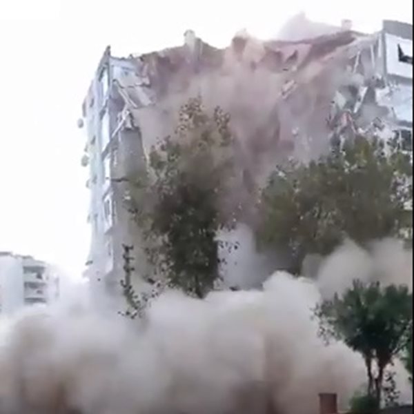 Σεισμός: Το συγκλονιστικό βίντεο με την κατάρρευση κτηρίου στη Σμύρνη 