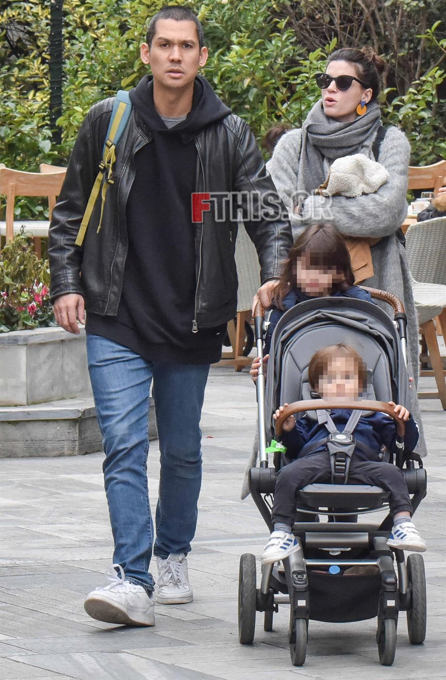 Paparazzi! Σωτήρης Κοντιζάς: Χαλαρή βόλτα με τα παιδιά του και τη σύζυγό του 