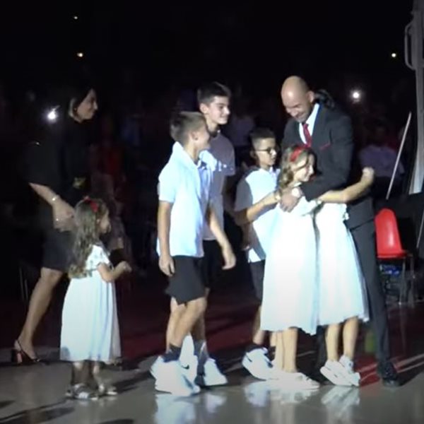 Βασίλης Σπανούλης: Δάκρυσε στην βραδιά προς τιμήν του στο ΣΕΦ κρατώντας αγκαλιά την σύζυγο και τα παιδιά του