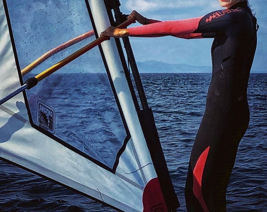 Πασίγνωστη Ελληνίδα τραγουδίστρια ποζάρει κάνοντας windsurfing