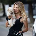 Paparazzi! Κωνσταντίνα Σπυροπούλου: Βόλτα με το σκυλάκι της δίπλα στην θάλασσα 