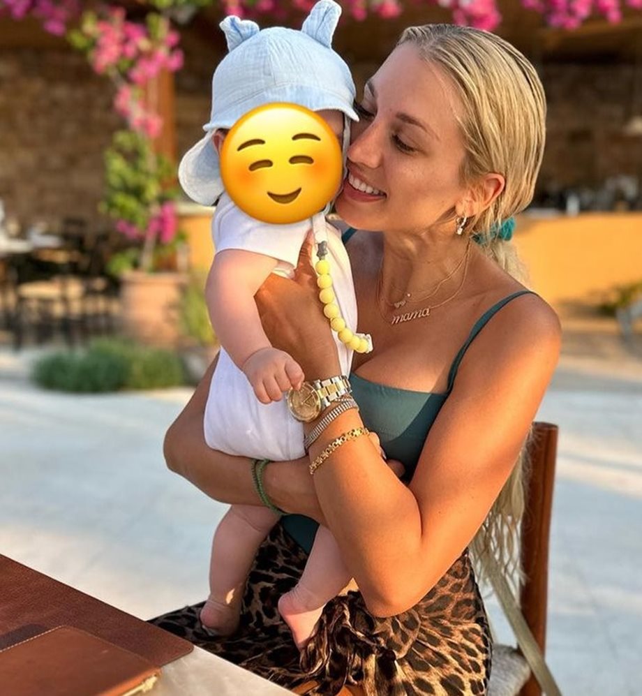 Κωνσταντίνα Σπυροπούλου: Στην παιδική χαρά με τον 10 μηνών γιο της 