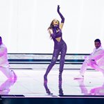 Eurovision 2021- Τελικός: 250.000 Swarovski “ντύνουν” την Στεφανία από τα χέρια του Βρεττού Βρεττάκου