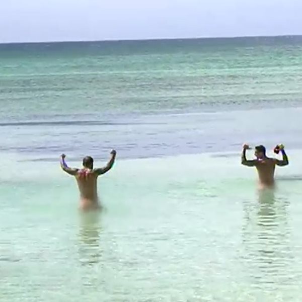 Survivor: Ο Ηλίας Μπόγδανος και ο Τριαντάφυλλος έκαναν μπάνιο στην παραλία χωρίς μαγιό