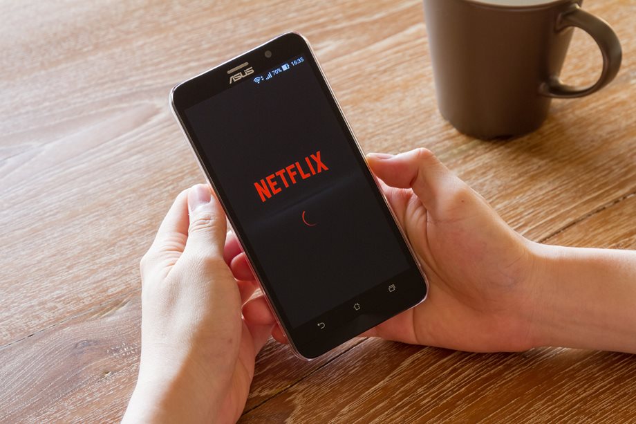 Netflix: Οι νέες σειρές και ταινίες του Φεβρουαρίου που θα σε "κρατήσουν" μέσα