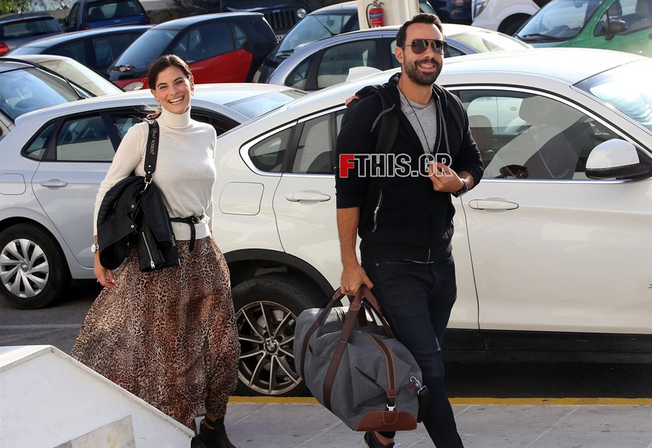 Paparazzi: Ο Σάκης Τανιμανίδης και η Χριστίνα Μπόμπα στο αεροδρόμιο της Μυκόνου