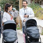 Paparazzi! Σάκης Τανιμανίδης – Χριστίνα Μπόμπα: Βόλτα με τις δίδυμες κόρες τους και τους γονείς του παρουσιαστή