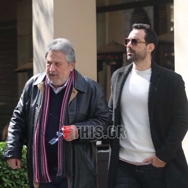 Paparazzi! Σάκης Τανιμανίδης: Βόλτα στο κέντρο της Αθήνας με τον πατέρα του (Φωτογραφίες)