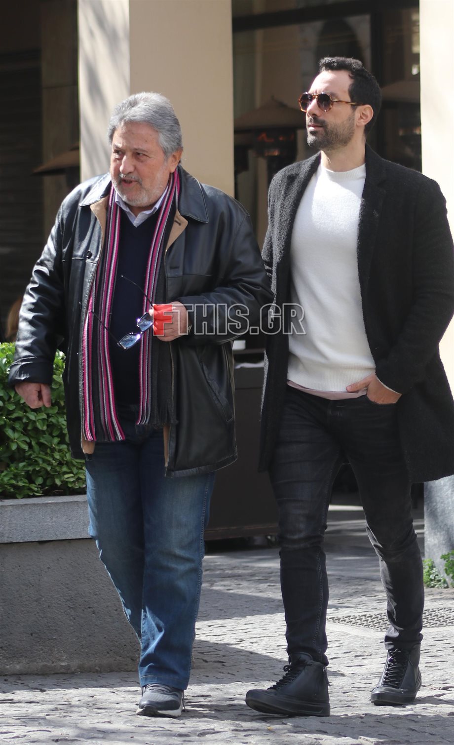 Paparazzi! Σάκης Τανιμανίδης: Βόλτα στο κέντρο της Αθήνας με τον πατέρα του (Φωτογραφίες)